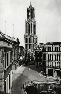 66924 Gezicht op de Stadhuisbrug te Utrecht, met links een gedeelte van de voorgevel van het Stadhuis. In het midden de ...